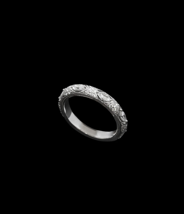 WEDDING BAND MAGNIFICENT MARQUISE